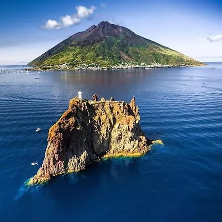 Trinacria Con Vista Sulle Eolie