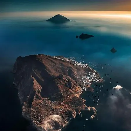 Trinacria Con Vista Sulle Eolie *